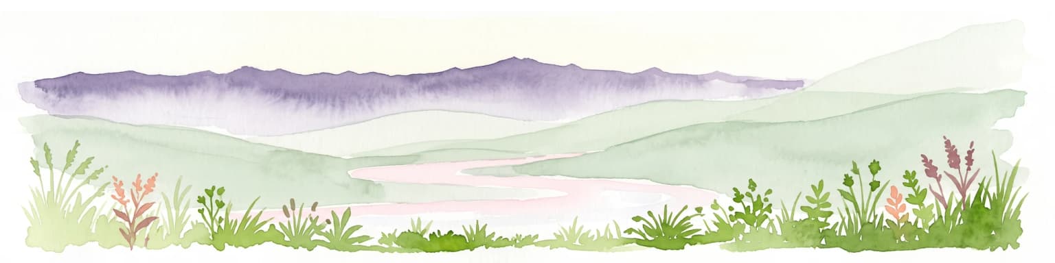 Una ilustración horizontal en acuarela que muestra vegetación verde en primer plano, colinas onduladas de verde claro en el plano medio y montañas moradas y brumosas al fondo contra un cielo blanco.