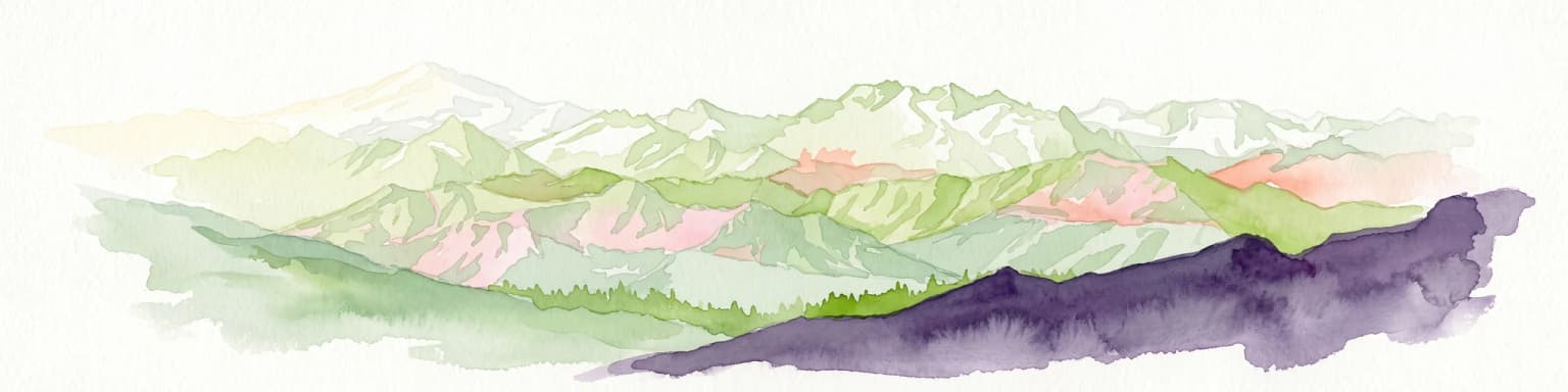 Una ilustración suave en acuarela que representa una cordillera de picos montañosos en capas con laderas verdes y cumbres nevadas sobre un fondo blanco.