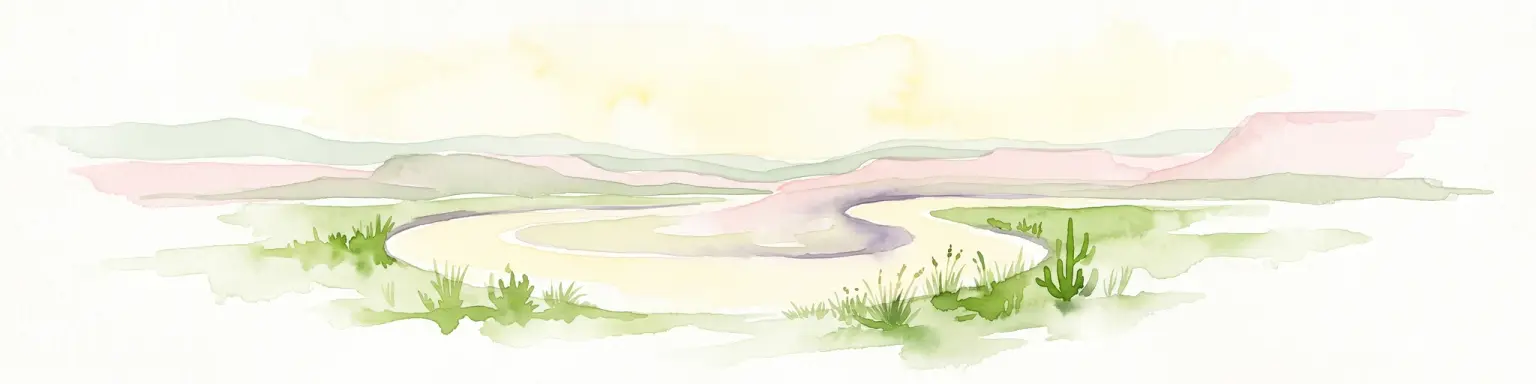 Una pintura horizontal en acuarela que muestra un paisaje de enfoque suave con un río pálido que serpentea a través de un terreno desértico bajo un cielo brumoso, con cactus estilizados en primer plano.