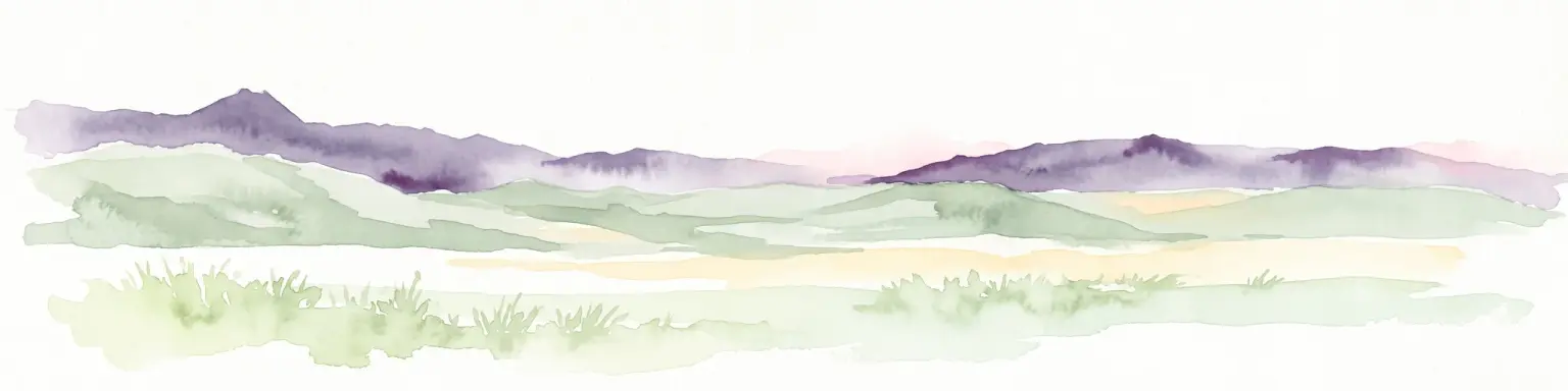 Una ilustración horizontal en acuarela que representa dunas de arena onduladas en primer plano y siluetas de montañas difuminadas de color púrpura claro al fondo contra un cielo blanco.