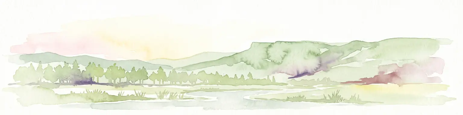Una suave ilustración en acuarela que representa un paisaje de montaña de cima plana con una hilera de árboles y un prado en primer plano.