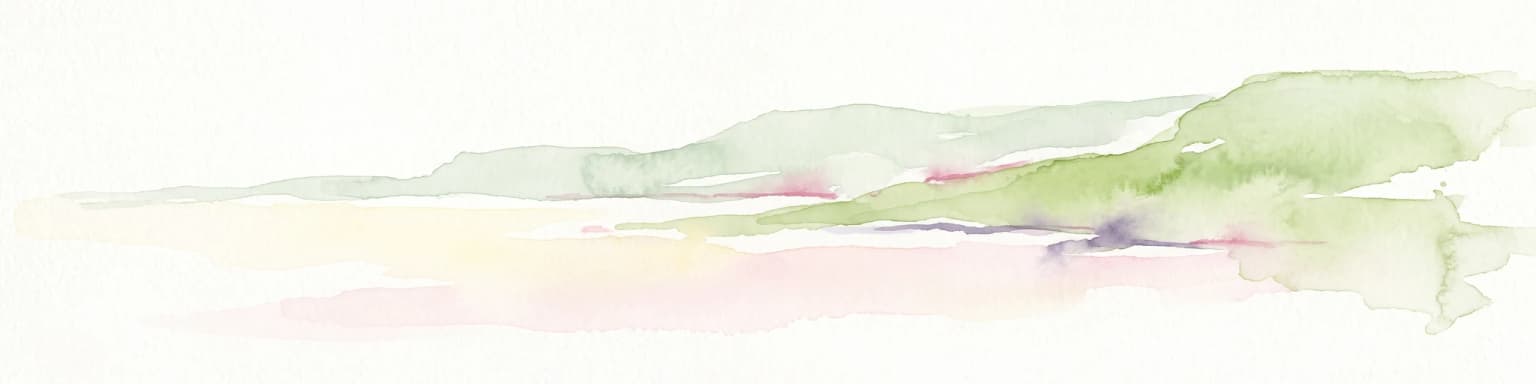 Una acuarela pálida y minimalista que muestra formas abstractas suaves en verde y rosa, sugerentes de colinas lejanas o una costa sobre un fondo blanco.