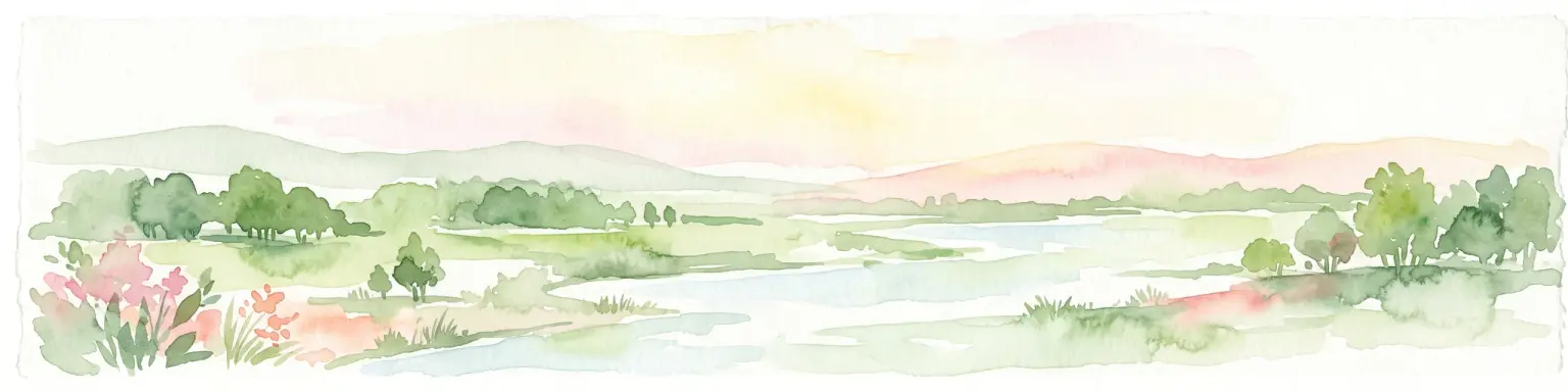 Una pintura horizontal en acuarela que muestra un amplio estuario costero con colinas suaves al fondo, un cuerpo de agua serpenteante en el plano medio y árboles y arbustos verdes y suaves en el primer plano.