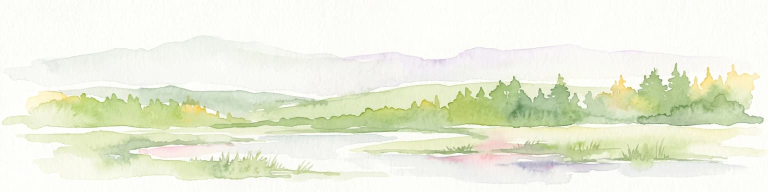 Una pintura horizontal en acuarela que representa un paisaje suave y ondulado con prados verdes, zonas de bosque y colinas lejanas bajo un cielo claro.