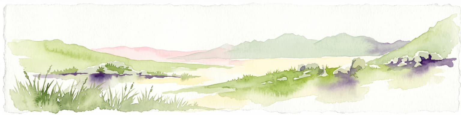 Una pintura horizontal en acuarela que muestra un paisaje montañoso suave y estilizado con colinas verdes, sombras púrpuras y un primer plano herboso.