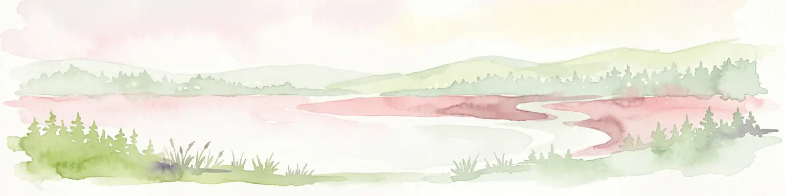 Acuarela de un lago rodeado de suaves colinas verdes y árboles coníferos con un cielo rosa pálido.