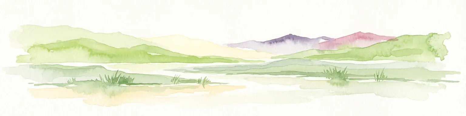 Una pintura horizontal en acuarela que representa un paisaje verde suave con colinas onduladas al fondo y vegetación de marisma en primer plano.