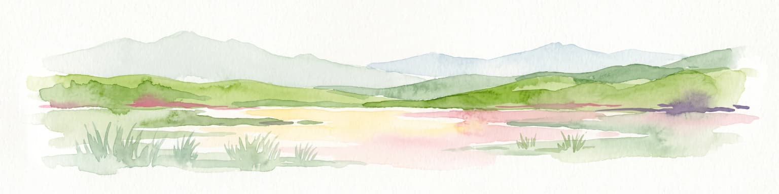 Una suave acuarela horizontal de un paisaje de humedal con zonas herbáceas y colinas onduladas y apagadas al fondo.