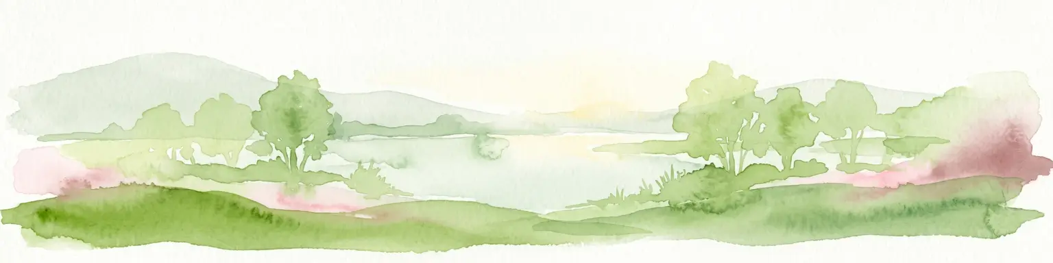 Una ilustración pálida y minimalista en acuarela que representa un paisaje verde suave con árboles, colinas onduladas y una masa de agua en el centro.