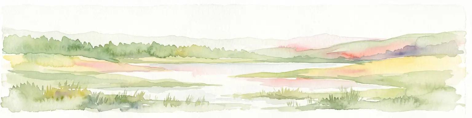 Una pintura de paisaje en acuarela de una masa de agua tranquila y poco profunda, rodeada de orillas herbáceas y bajas, y colinas suaves y distantes bajo un cielo pálido y blanquecino.
