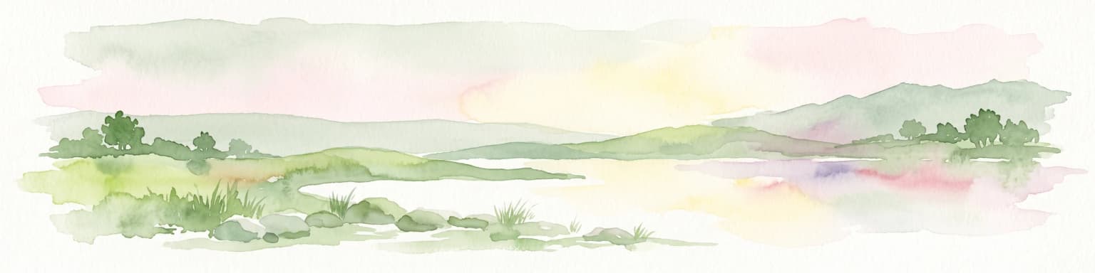 Una pintura en acuarela que muestra un paisaje suave con colinas verdes onduladas, vegetación baja y una superficie de agua tranquila contra un cielo pastel.