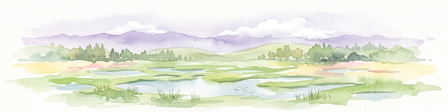 Una pintura de acuarela que muestra un paisaje amplio y pantanoso con charcas dispersas, vegetación verde y colinas moradas suaves a lo lejos bajo un cielo pálido.
