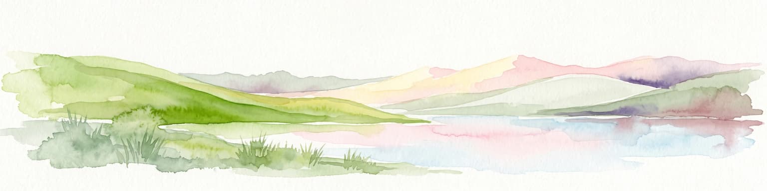 Una suave ilustración en acuarela de estilo pictórico que muestra colinas verdes y onduladas que descienden hacia un cuerpo de agua tranquilo y reflectante, con un cielo claro y pastel.