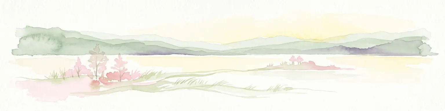 Una ilustración minimalista en acuarela que muestra suaves colinas verdes en la distancia, una masa de agua tranquila y vegetación estilizada de tonos rojizos en primer plano.