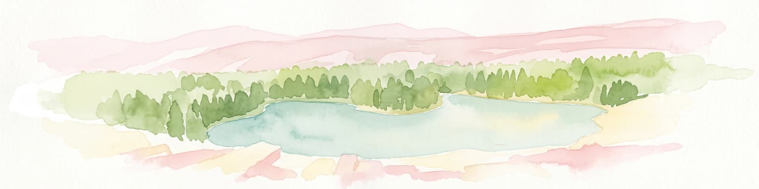 Acuarela de un lago bordeado por un bosque de coníferas con siluetas de montañas al fondo.
