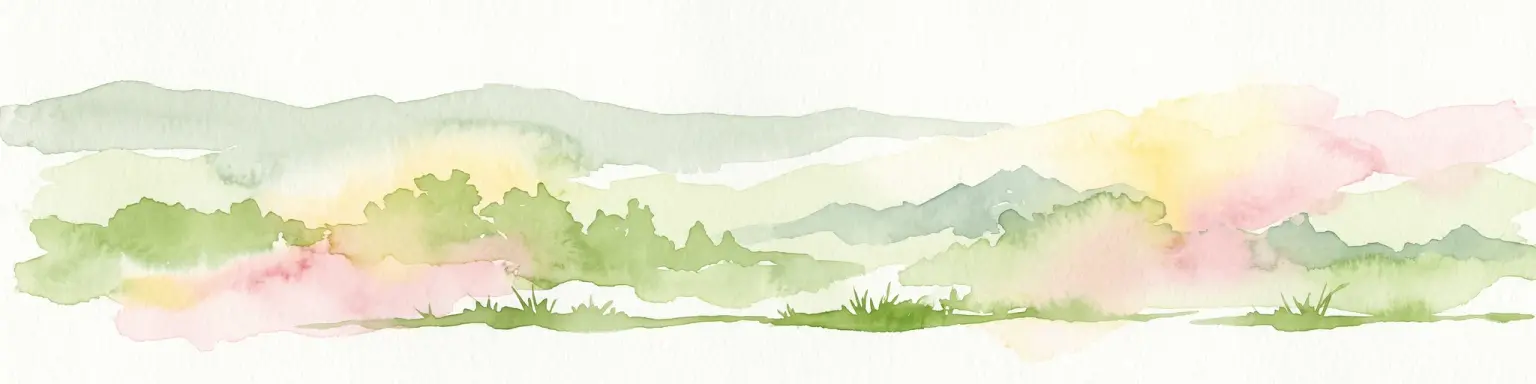 Una pintura horizontal en acuarela que muestra capas de colinas onduladas en tonos de verde, amarillo y rosa suave sobre un fondo blanco.