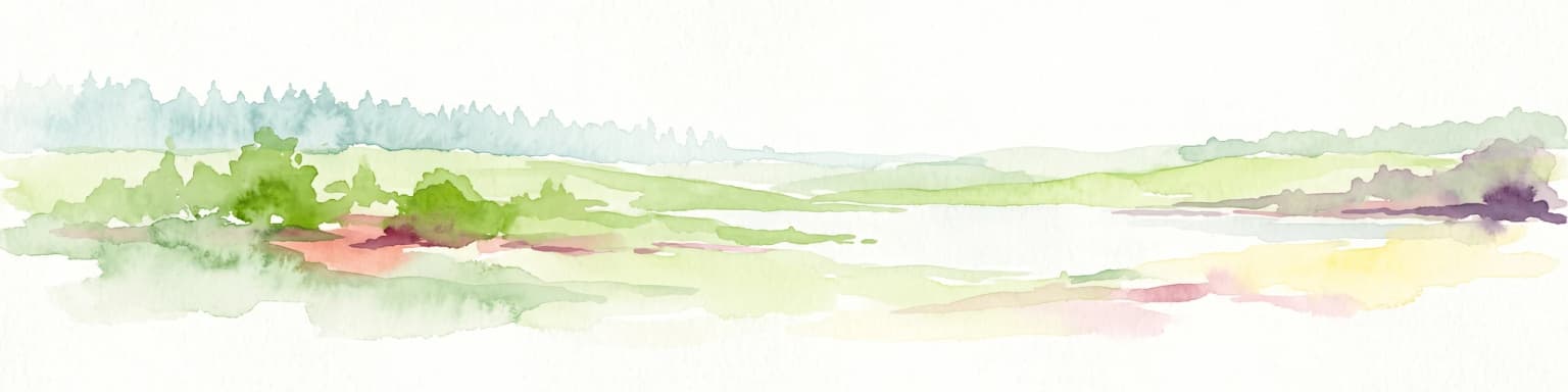 Una pintura horizontal en acuarela que representa un paisaje suave y luminoso con campos de hierba, arbustos dispersos y una línea de árboles distante en un horizonte bajo, caracterizado por tonos verdes apagados, amarillos y pastel sobre un fondo blanco.