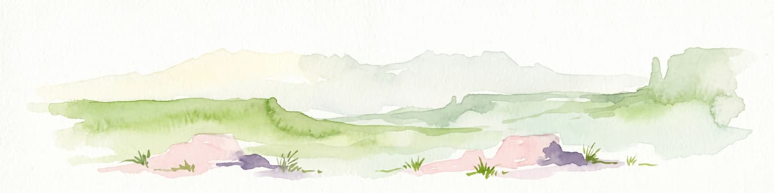 Una pintura minimalista en acuarela que representa un paisaje desértico pálido con suaves colinas verdes y ligeras formaciones rocosas de color rojizo sobre un fondo blanco.