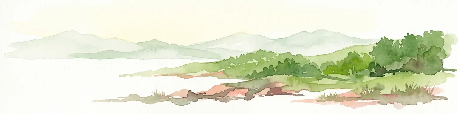 Una suave acuarela de un paisaje costero con colinas verdes que se encuentran con una masa de agua o costa abstracta y clara, con montañas difusas al fondo.