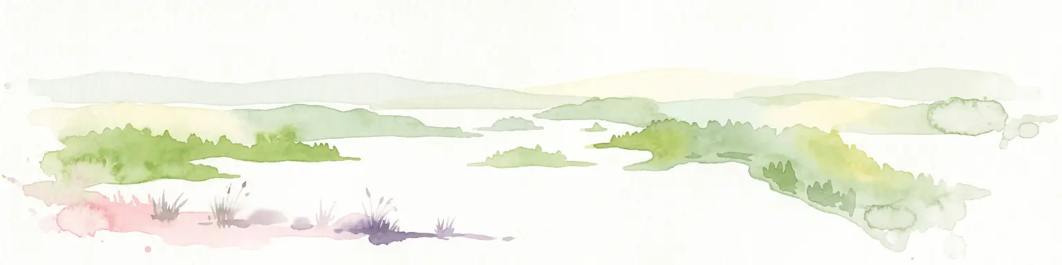Acuarela de un paisaje lacustre con islas, colinas verdes onduladas y lavados atmosféricos ligeros, con tonos verdes suaves y pálidos sobre un fondo blanco.