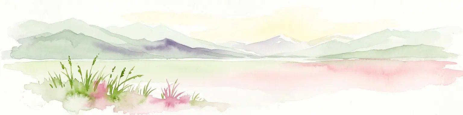 Una suave ilustración en acuarela con hierbas de marisma en primer plano, agua en calma y cadenas montañosas en capas al fondo bajo un cielo pálido.
