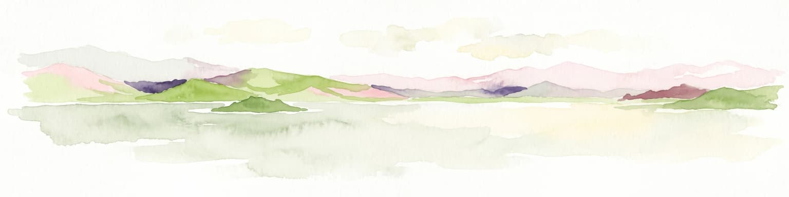 Una pintura minimalista en acuarela que muestra un paisaje suave y brumoso de colinas verdes onduladas y montañas lejanas que bordean un lago de color claro.