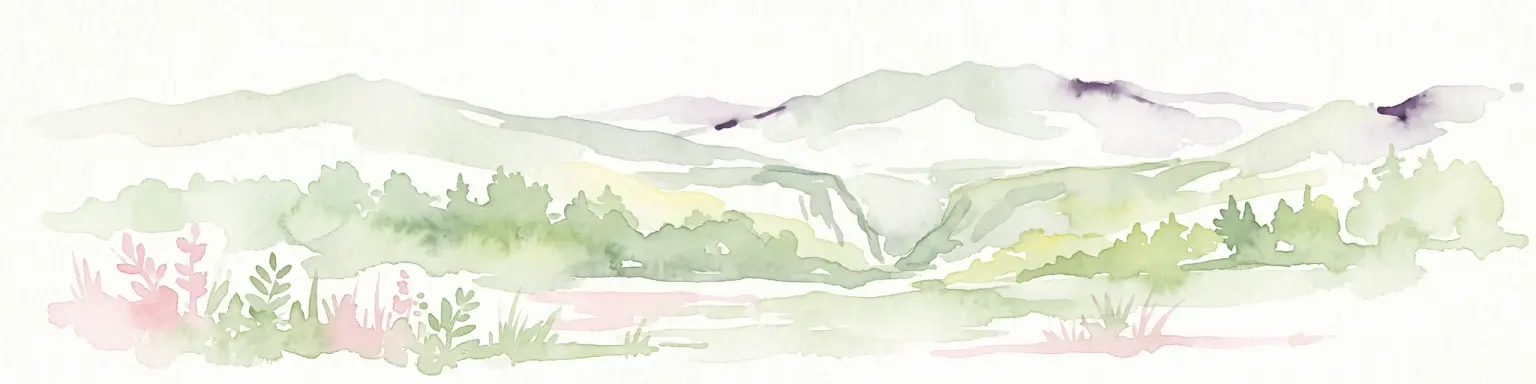 Una pintura horizontal en acuarela que representa colinas verdes onduladas, montañas lejanas y vegetación dispersa.