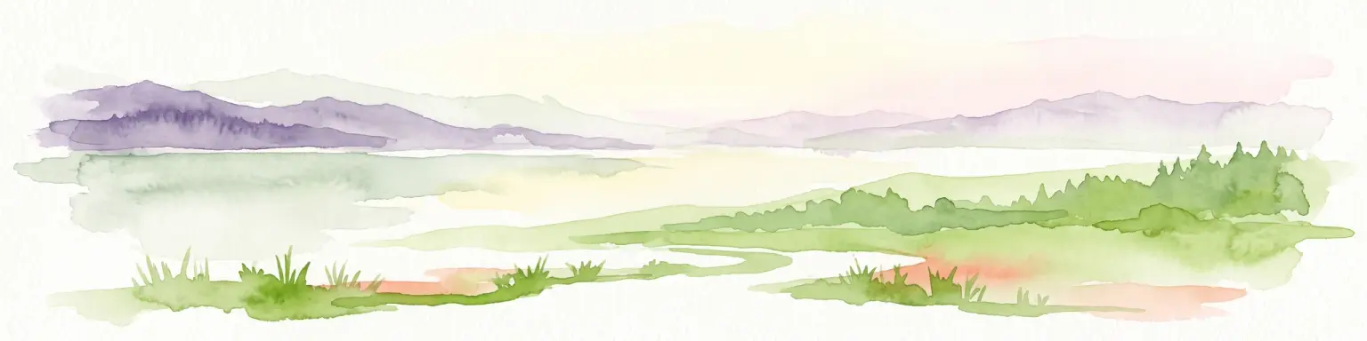 Una pintura horizontal en acuarela que muestra un paisaje suave con montañas púrpuras distantes, un lago tranquilo en el plano medio y orillas cubiertas de hierba verde en el primer plano.