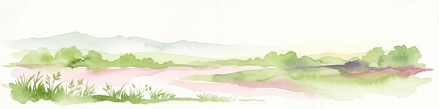 Una acuarela de una orilla serena del lago con hierba verde suave en primer plano, un lago tranquilo que refleja tonos rosa suaves y beige, y colinas de verde claro a lo lejos.