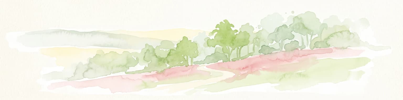 Una suave ilustración en acuarela de un paisaje ondulado con árboles verdes, un sendero de tierra y un fondo luminoso.