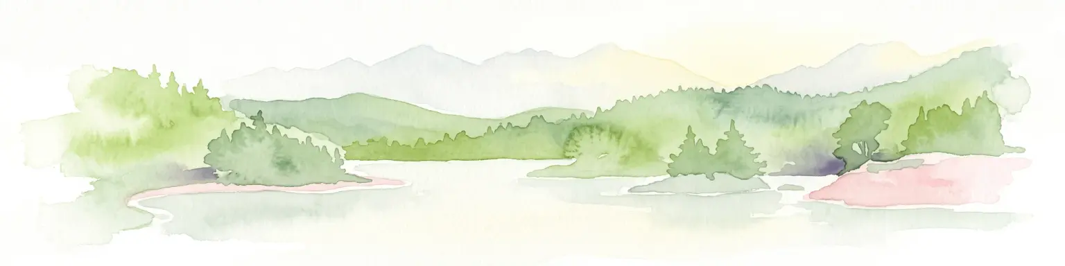 Una pintura horizontal en acuarela que muestra una ensenada tranquila rodeada de colinas boscosas y montañas lejanas.