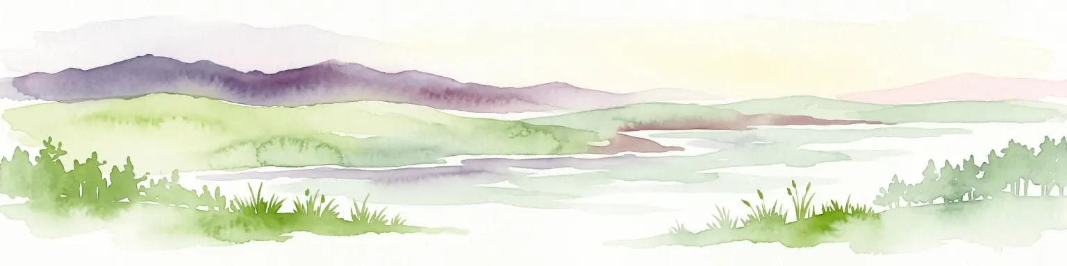 Una ilustración en acuarela de un paisaje amplio con una masa de agua tranquila en primer plano, colinas verdes onduladas y montañas de tonos púrpura al fondo.