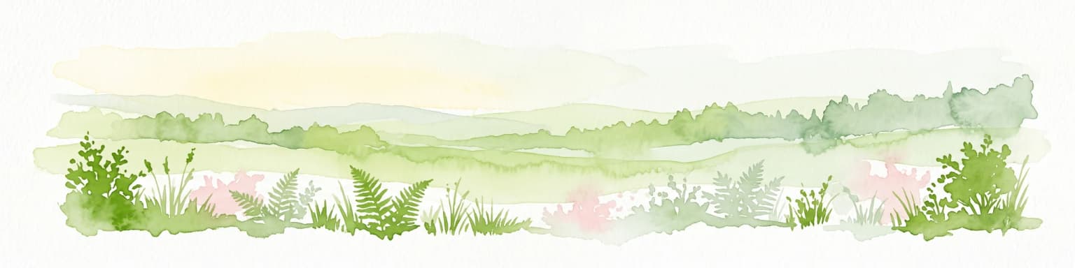 Acuarela de un paisaje exuberante y verde con helechos y hierbas en primer plano y una suave y difusa línea de bosque al fondo.
