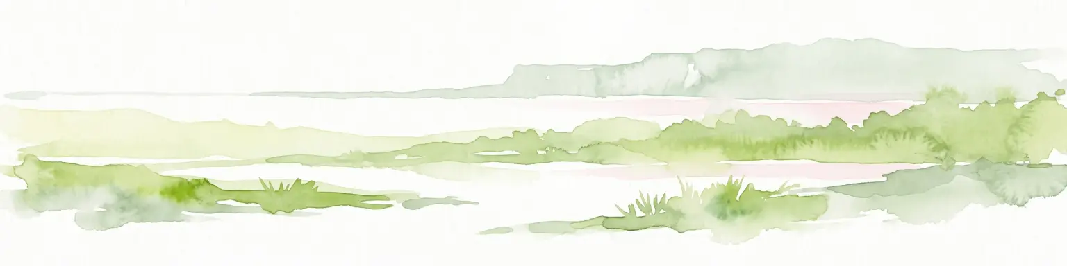 Una ilustración horizontal en acuarela que muestra tonos suaves de verde, blanco y rosa pálido, representando un paisaje costero brumoso con orillas cubiertas de hierba y colinas lejanas.