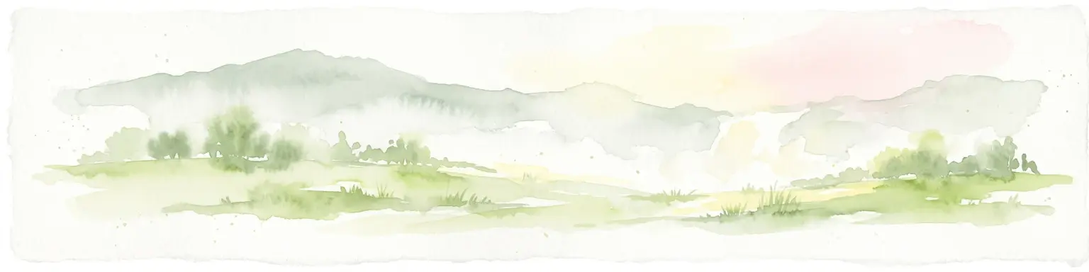 Una ilustración acuarelada pálida y de enfoque suave que representa colinas onduladas, árboles dispersos y un cielo claro, dispuesta como una franja panorámica amplia.