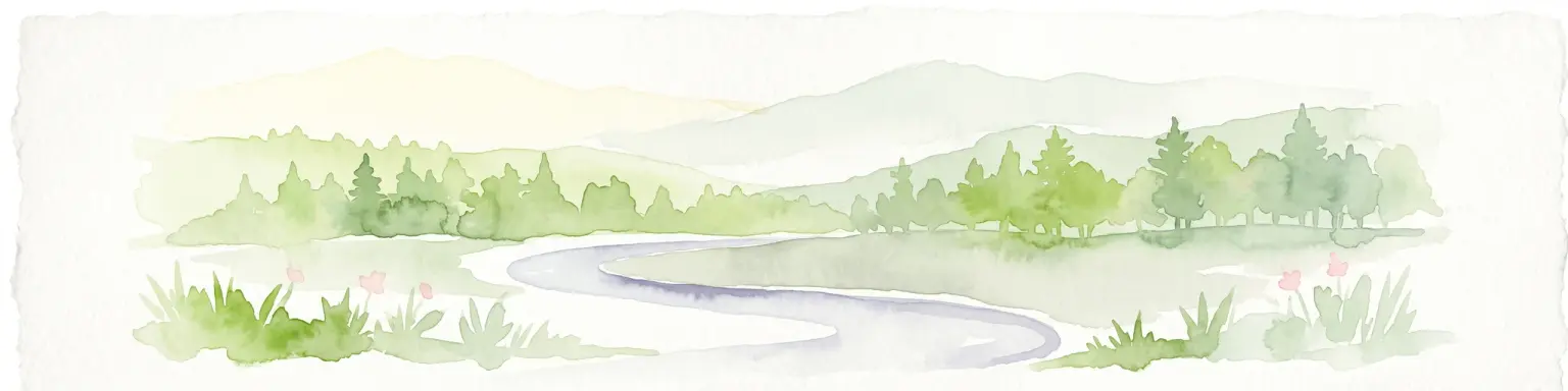 Una pintura horizontal en acuarela que muestra un río serpenteante fluyendo a través de un frondoso bosque verde de taiga con suaves montañas onduladas al fondo.