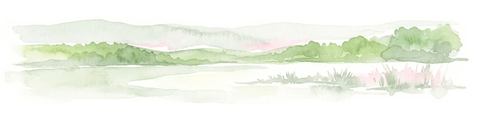 Una ilustración suave en acuarela de un paisaje lacustre con aguas tranquilas, una orilla verde bordeada de árboles y colinas suavemente onduladas al fondo.