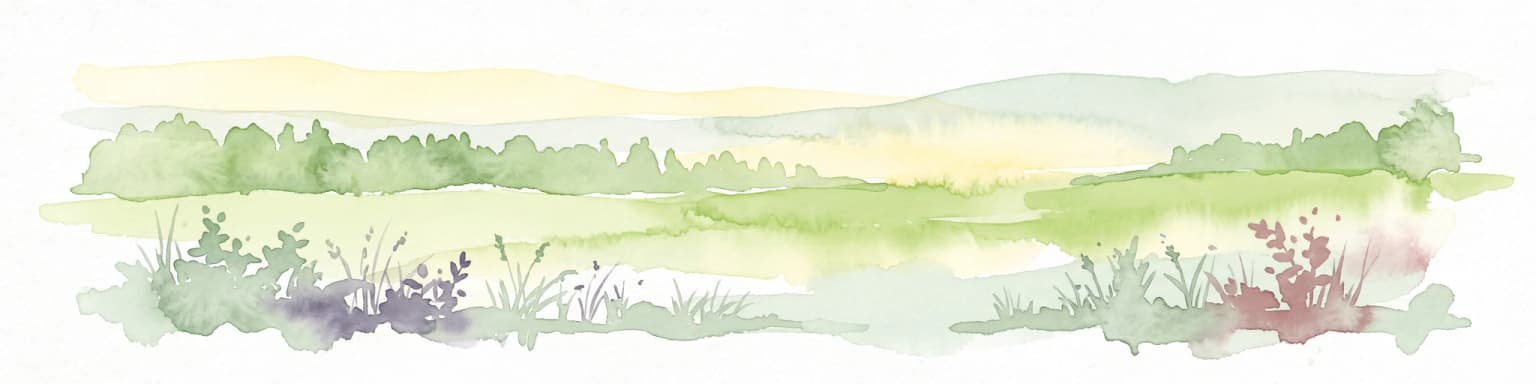 Una pintura horizontal en acuarela que representa un paisaje de enfoque suave con colinas verdes onduladas, parches de bosque y tonos dorados claros que representan prados o terreno seco.