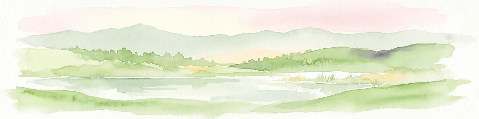 Una suave acuarela de un paisaje de humedales con colinas onduladas a lo lejos, orillas cubiertas de hierba verde y una superficie de agua tranquila, representada en una paleta apagada.