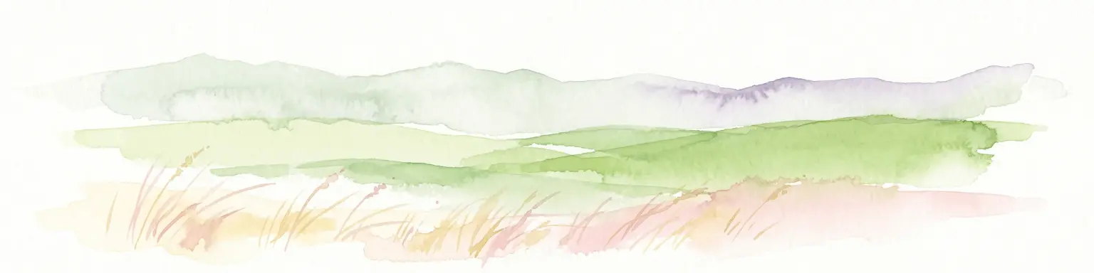 Una pintura en acuarela que muestra un paisaje estilizado y de enfoque suave con colinas onduladas verdes y hierbas altas sobre un fondo pálido.