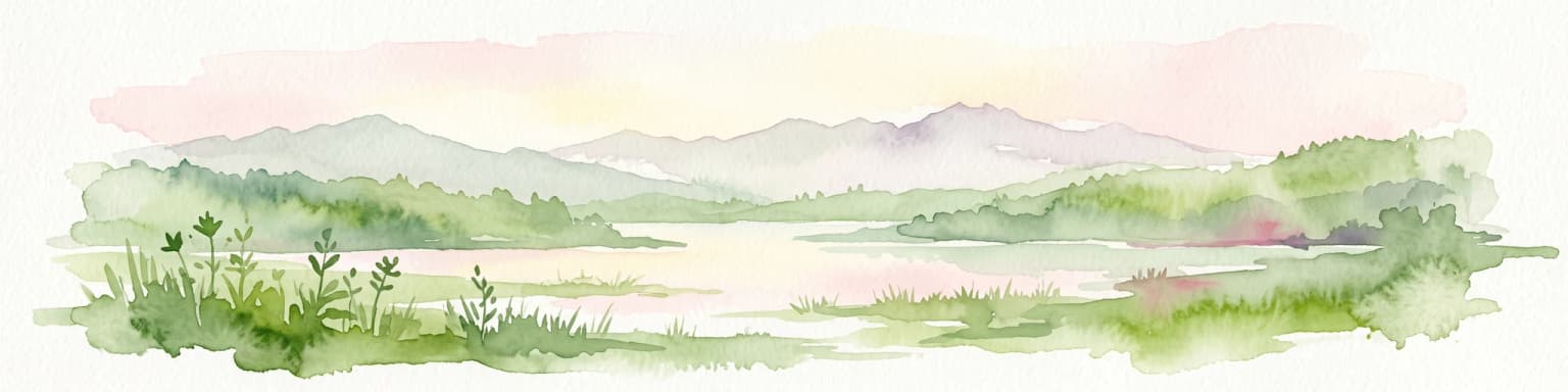 Una suave acuarela de un lago tranquilo rodeado de exuberante vegetación verde, con montañas lejanas y brumosas bajo un cielo pálido.