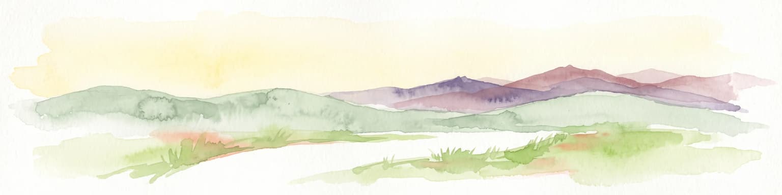 Una pintura en acuarela que muestra un paisaje con suaves colinas verdes onduladas en primer plano y una cadena de montañas púrpuras y estratificadas en la distancia, contra un cielo amarillo pálido.