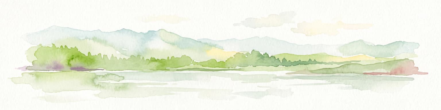 Una pintura horizontal en acuarela que muestra un lago tranquilo en primer plano con colinas verdes y exuberantes y cadenas montañosas distantes al fondo.