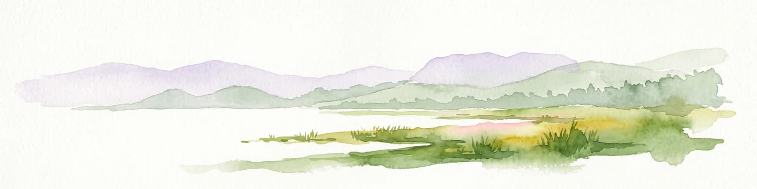 Una pintura en acuarela que muestra una vista panorámica amplia de la orilla de un lago con hierbas verdes pantanosas en primer plano y suaves colinas moradas al fondo.
