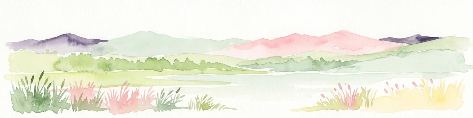 Acuarela de un paisaje lacustre con juncos en primer plano, colinas distantes y colores pastel suaves.