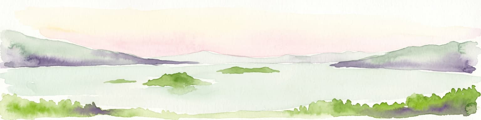 Una ilustración en acuarela de un amplio paisaje lacustre con colinas lejanas, pequeñas islas verdes y vegetación en primer plano, pintado en tonos suaves y apagados.