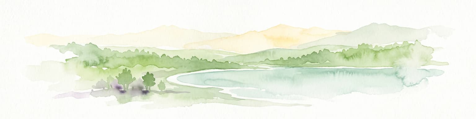 Una pintura minimalista en acuarela que muestra un lago tranquilo rodeado de suaves colinas y árboles contra un cielo pálido y suave.