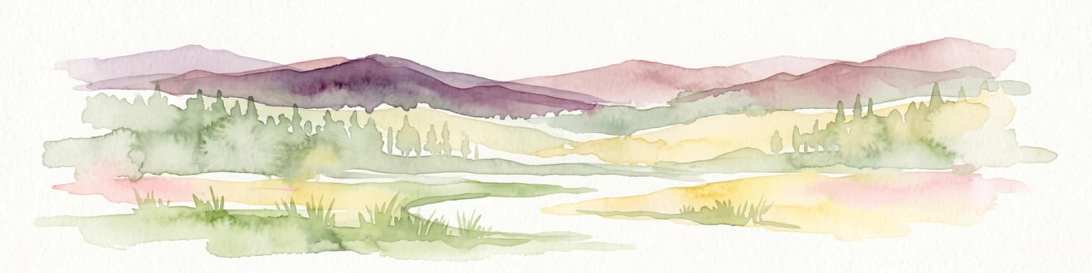 Una pintura en acuarela que muestra una vista panorámica estilizada de montañas en capas de color púrpura y rosa al fondo, con suaves bosques verdes y llanuras cubiertas de hierba en primer plano.