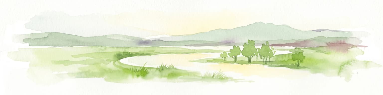 Ilustración en acuarela que representa una escena de humedal sereno con marismas verdes suaves, una masa de agua central y colinas onduladas a lo lejos.
