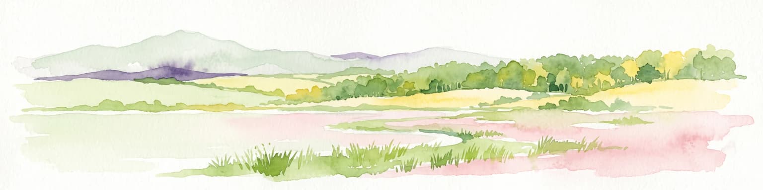 Una pintura horizontal en acuarela que muestra un humedal en primer plano con hierbas, colinas onduladas y montañas lejanas bajo un cielo pálido.